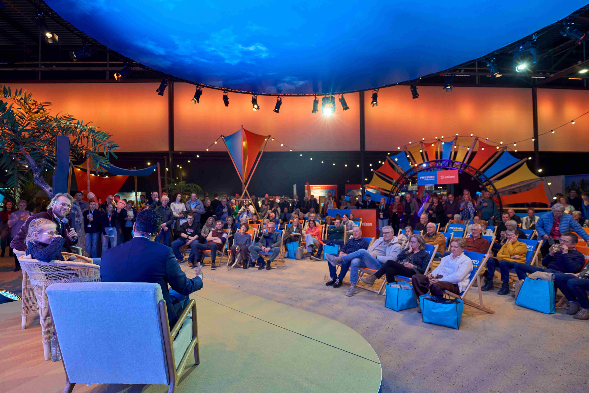 Publiek bij een podiumprogramma op Vakantie Festival