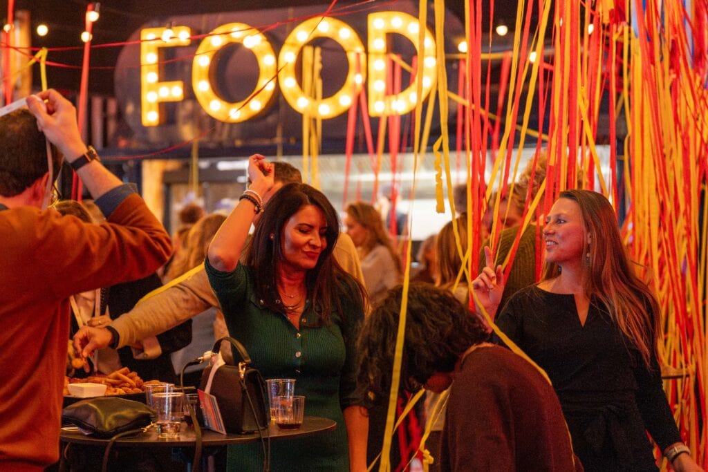Bezoekers op het foodplein van Vakantie Festival