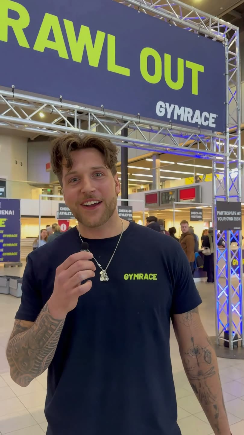 Gymrace event: start arch and participants in the hall