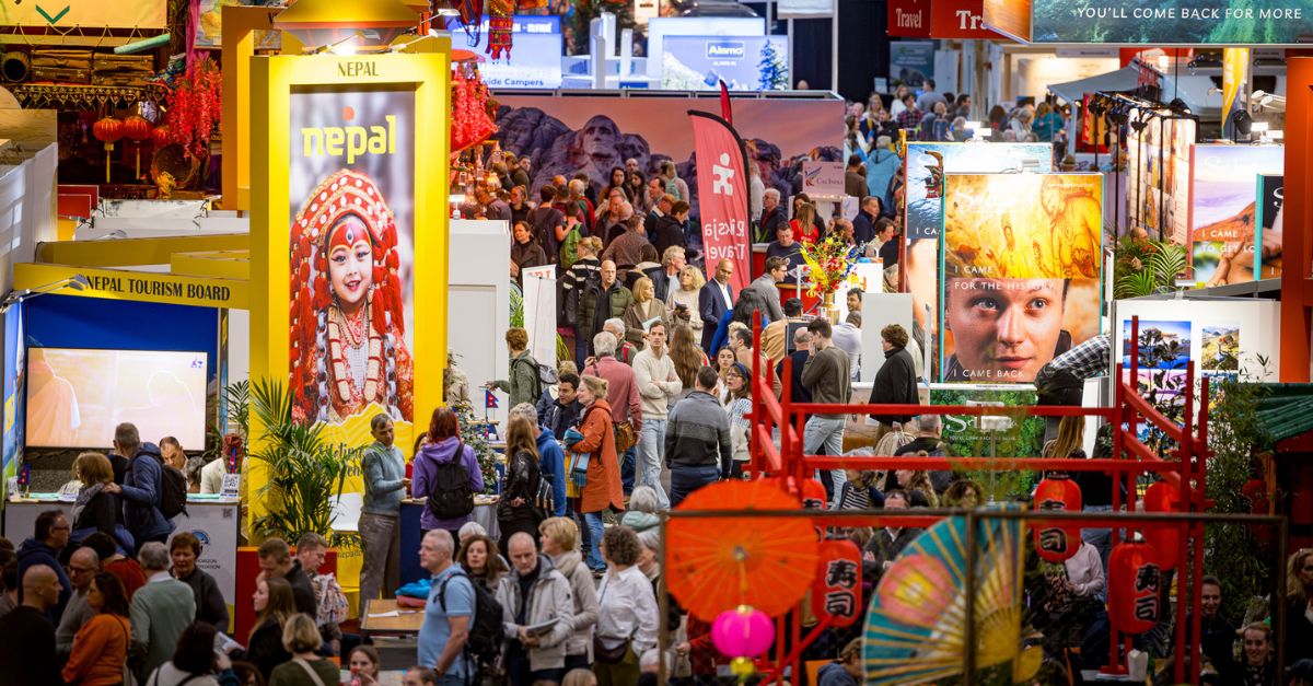 Vakantiebeurs exhibition floor with visitors and exhibitors